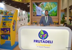 Frutadeli, exportador de bananas de Ecuador. Martín Rivadeneira dice que está contento con el interés de los visitantes en su stand.